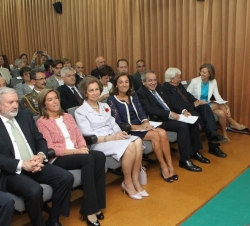 Su Majestad la Reina junto a la ministra de Sanidad, Servicios Sociales e Igualdad, Ana Mato y el embajador de la República de Colombia, Orlando Sardi